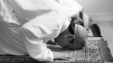 muslim praying sujud posture الإنسان في الحكمة العربية والفطرة الحنيفية